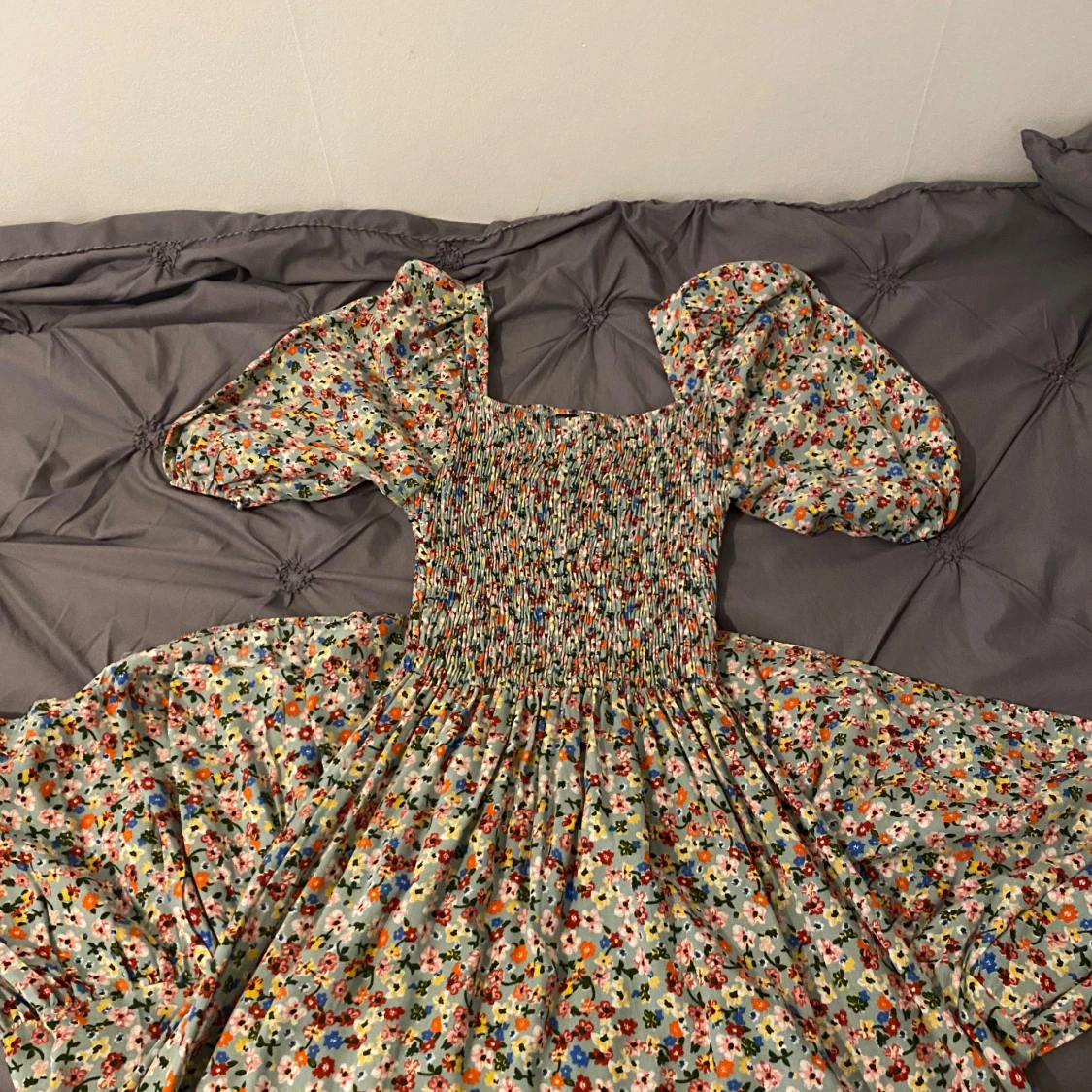 Blommig långklänning med puffärmar