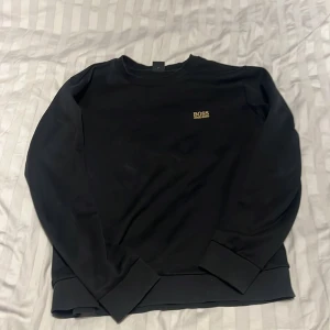 Svart sweatshirt från Hugo Boss - Hugo boss i S men passar Xs eller mindre. Väldigt liten i storlek. 7/10 skick. Inga större defekter. Skicka vid funderingar eller önskemål om fler bilder.