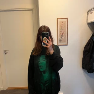 Billie Eilish x Bershka - Billie Eilish x Bershka hoodie i storlek S, som är oversized. Den är i väldigt bra skick förutom att den har en liten fläck på ärmen som syns på sista bilden men det är ingen man tänker på. Som referens är jag 158 cm och den sitter som ni ser på bilden. Pris kan diskuteras.