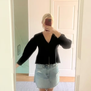 Figursydd topp - Materialet är lite åt ett ”stickat” håll som en varmare kofta! Jättefin passform men använder den inte tyvärr!