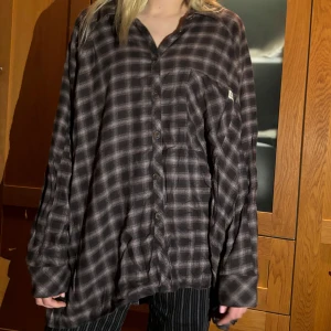 Rutig oversized skjorta från Urban Outfitters - Oanvänd oversized brun rutig skjorta.