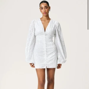 Adooreliknande klänning - Säljer min fina klänning som är väldigt lik den från Adoore. Perfekt till student eller skolavslutning. Den är i jättefint skick och har använts en gång. Buda gärna. Säljer pga. den inte passar. Köptes för 850kr🩷