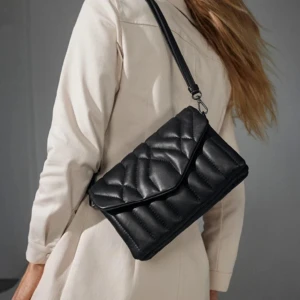 Markberg - AvalonMBG Cross Bag Diamond - AvalonMBG Cross Bag, Diamond från Markberg. Svart. Väskan är en snygg och praktisk crossbodyväska i fårskinn. Den har en quiltad design och en justerbar axelrem. Väskan är perfekt för vardagsbruk och kan stylas med en mängd olika outfits. Helt ny i sin förpackning. Nypris 2399kr. Material: Fårläder. Bredd 24cm Höjd 14cm, Djup 7cm.