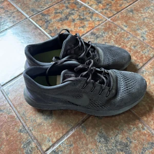 Nike Free Run - Säljer ett par svarta Nike Free run sneakers. Stl 42
