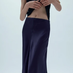Marinblå/navy satinkjol Zara - Säljer en lång, mörkblå medellång satinkjol från Zara.. helt perfekt nu till sommaren💕Inga tydliga tecken på användning (använd varsamt ett fåtal gånger) skriv vid intresse, pris kan diskuteras vid snabb affär