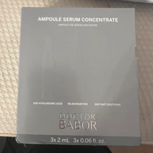 Ampoule Serum Concentrate från Doctor Babor - Ampoule Serum Concentrate från Doctor Babor med 10D hyaluronsyra. Innehåller 3 ampuller à 2 ml som ger intensiv återfuktning, uppstramning och lugnande effekt. Perfekt för dig som vill boosta huden med extra fukt och lyster.