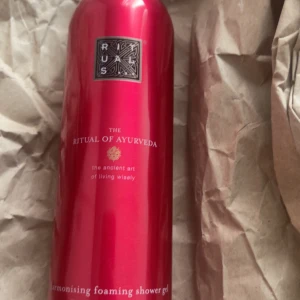 Rituals The Ritual of Ayurveda harmonising foaming shower gel - Foaming shower gel mousse. Anvönt några gånger. Doftar ljuvligt.