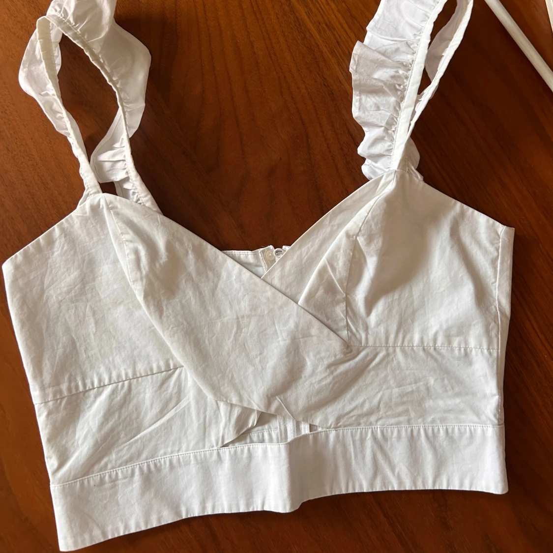 Vit croppad linnetopp med volangaxelband - 2