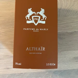 Parfym Althaïr från Parfums de Marly - Tjena! Säljer just nu en riktigt fräsch Marly parfym. Har använt den jätte lite ( synd på bild 3.) Denna exklusiva parfym doftar härlig smak av vanilj och ord pris ligger på 2150kr. Priset är ej hugget i sten och kan diskuteras vid snabb affär
