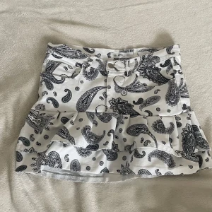 Jeanskjol  - jättefin jeanskjol med volang med svarta vit mönster, som jag själv har sytt! aldrig använd och passar perfekt till sommaren🩷80cm totalt i midjemått!