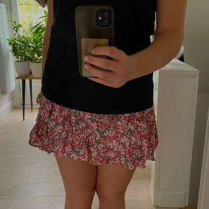 Blommig volangkjol i rosa och grönt - Supersöt kjol från Zara🌺🍀den har inbyggda shorts och en dragkedja på sidan💞