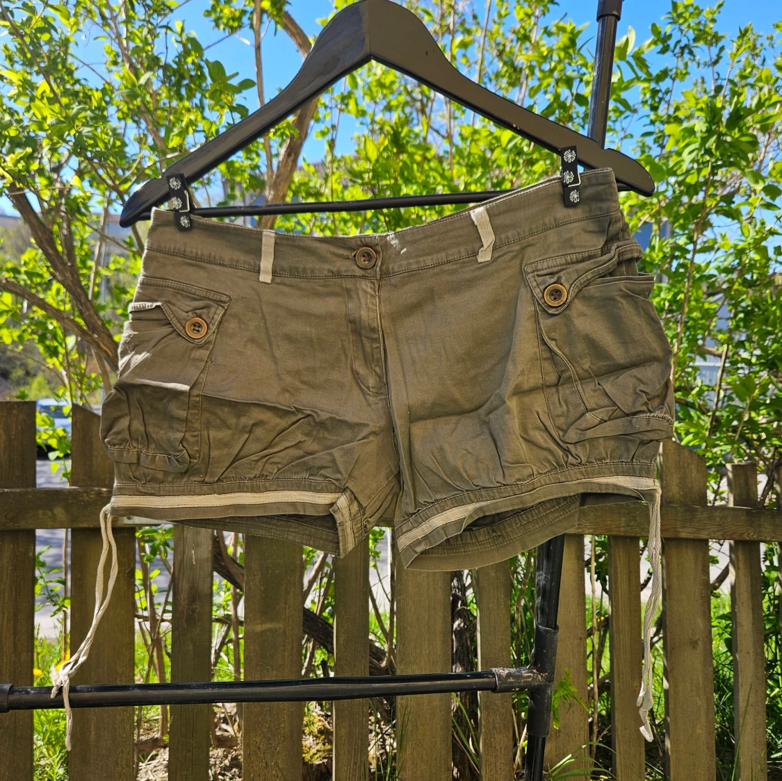 Olivgröna cargoshorts med knappar och snörning från Marco