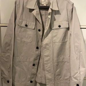 Beige overshirt från H&M - Beige overshirt från H&M i storlek M. Aldrig använd🌸