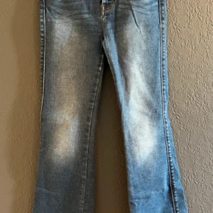 Dr Denim bootcut jeans i ljusblå denim - Säljer ett par ljusblå bootcut jeans från Dr Denim, modell Soniq Westcoast Dark Blue. Jeansen har klassisk femficksdesign, normal passform och är tillverkade i bomull. Perfekta för dig som gillar en retroinspirerad look. 