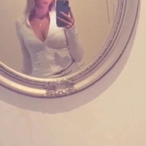 Träningssett  - Krämvit träningssett från Gina, knappt använda. Shapewear, formar kroppen snyggt. Tröja med tillhörande yoga pants.