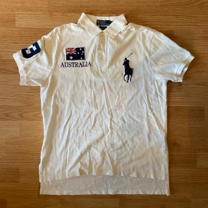 Ralph Lauren Australia Polo / Pike  - !skicka bud för snabb affär! Fet Ralph lauren Australia pike, storlek L i bra skick men har gult märke vid ponyn, går bort i tvätten. Skriv om ni undrar någonting 📲💯