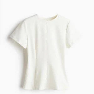 Trendig tröja med intagen midja - Så fin topp från H&M, slutsåld och trendig. Tröjan är som en tshirt fast finare material och intagen midja alltså lite figursydd!!! Skitsnygg!!! Knappt använd.