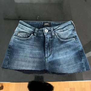 Jeanskjol från ONLY - Säljer en low-waist mörkblå jeanskjol från ONLY. Måttband över shortsen är det 33, men är ganska stretchiga så dem passar för 34 också. För liten för mig tyvärr därför har jag inga bilder på tyvärr💕