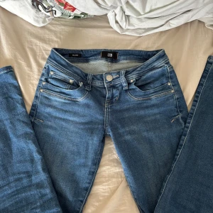 LTB jeans - Snygga ltb jeans i storlek 25x30. Passar mig bra i längden som är runt 160!!