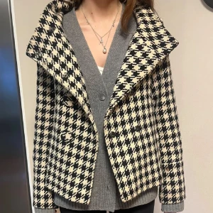 Rutig kappa - Den har ett litet hål i ryggen innanför som ej syns och en knapp saknas annars i väldigt bra skick