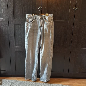 Grå straight/baggy byxor, använda 1-2 gånger! - Ett par väldigt fina straight/baggy byxor i storlek 42, använda 1-2 gånger men är i väldigt bra skick!