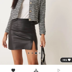 Svart skinnkjol med slits - Snygg svart kort kjol i skinnimitation med en stilren slits framtill. Helt ny med prislapp kvar, köpt för 369kr.