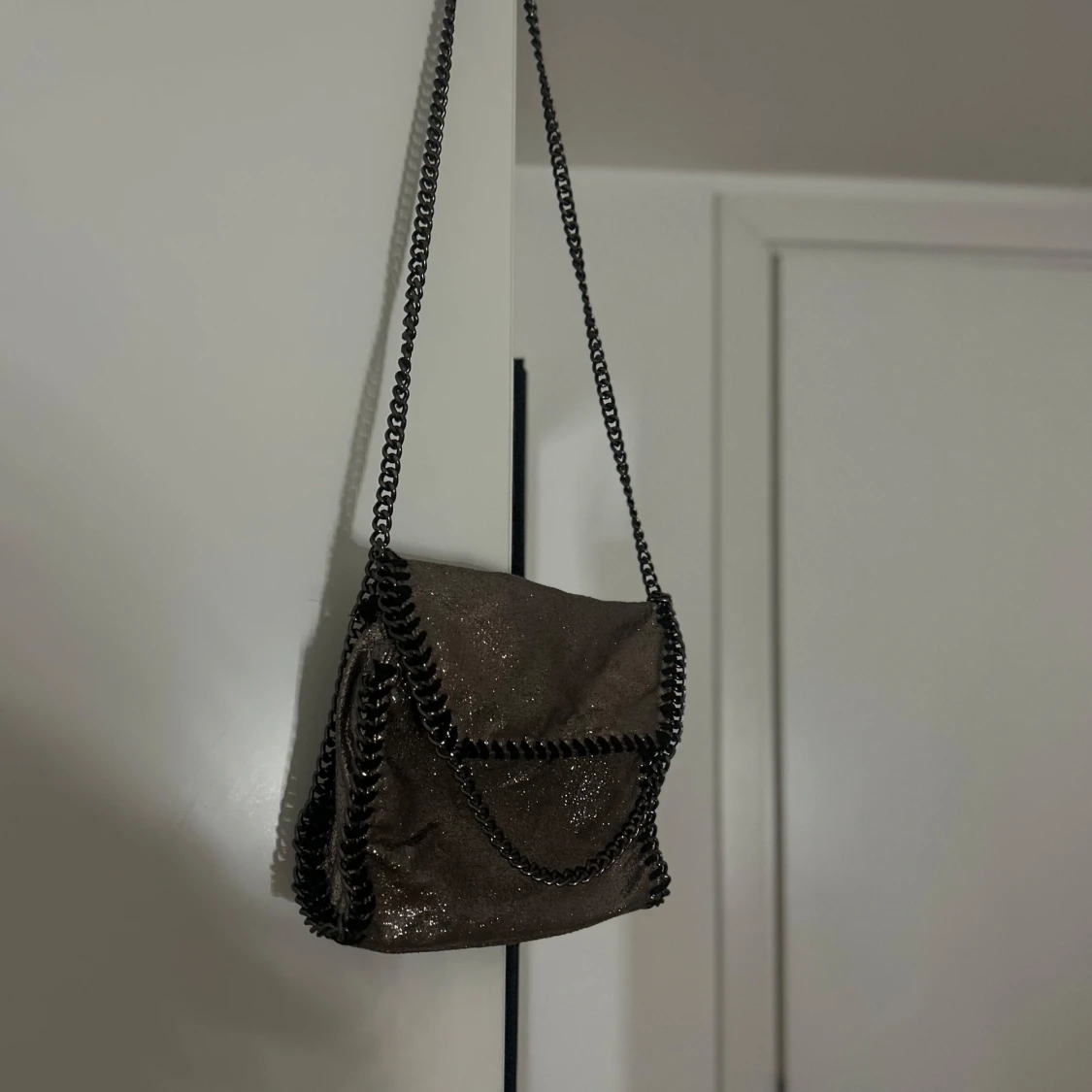 Glittrig axelväska med kedja