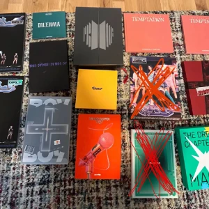 K-pop album - Säljer flera K-pop album från populära grupper som aespa, BTS, TXT, ENHYPEN och Stray Kids . Hör av er vid intresse! Pris diskuteras 🫶