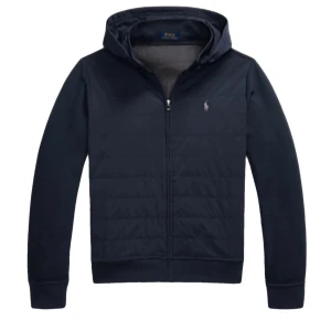 Ralph lauren cardigan  - Hej, säljer nu min ralp lauren cardigan, den är i strl M, det finns lite små defekter på den = knoppar, men annars är det bra. Jag säljer den för 1200kr nypris runt 6000kr. Tveka inte av att höra av er! Priset är inte huggen i sten. 