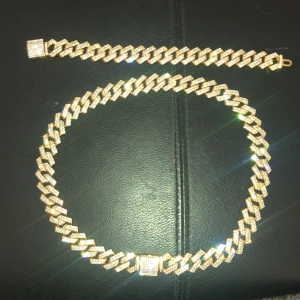Guld armband och halsband med vita diamanter på - Säljer ett sätt med guld armband och guld halsband med vita diamanter på. Det är helt nytt så det är inte använt nån gång eftersom det är förstort för mig så kan inte använda dom. Det är riktigt bra kvalitet på dom och är riktigt snygga