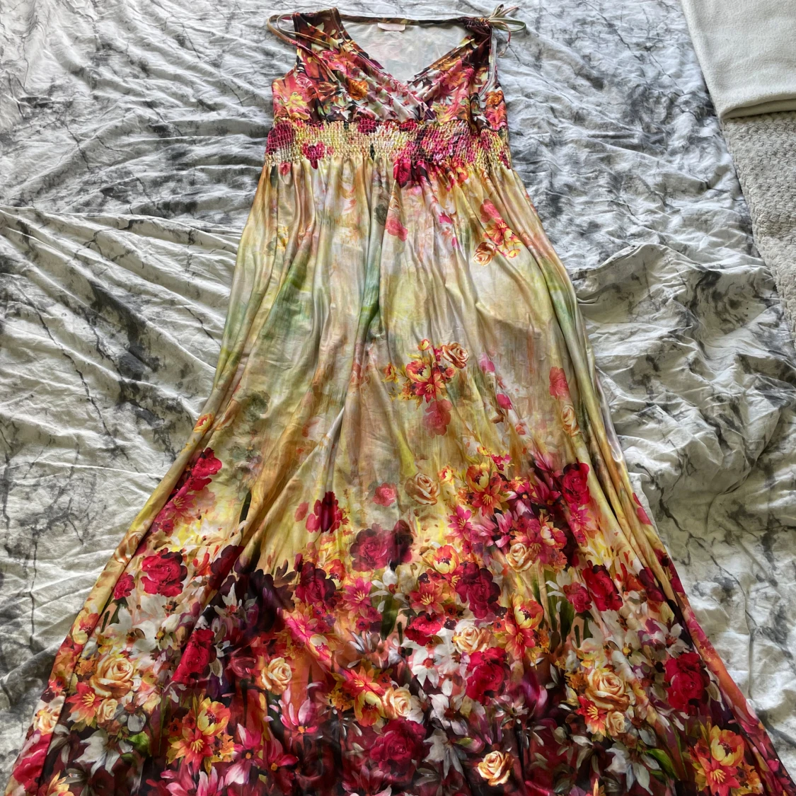 Blommig långklänning med smockad överdel