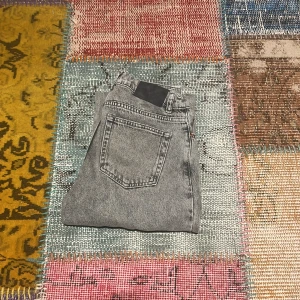Grunt Jens stork 27 - Säljer ett par grunt jeans i topp skick i storlek 27. hör av dig om du har några frågor 