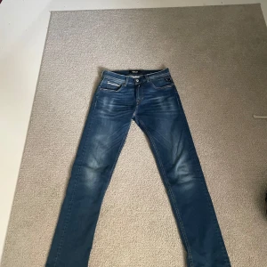 Blå jeans från Replay - Snygga blå jeans från Replay, modell Grover Hyperflex. De har en klassisk femficksdesign och en bekväm passform. Perfekta för en avslappnad stil. Storleken är 29/32 skulle säga att skicket är 9/10 då jag bara använt dom 3 gånger. Nypris på dessa är ungefär 1500! Priset kan absolut diskuteras!Bara att höra av dig ifall du har några funderingar 😀🙌