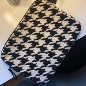 Svartvit mönstrad datorväska - Snygg dator väska från hm som som inte längre går att köpa. Passar perfekt nu till våren och man får plats med mer saker än bara en dator. Måttet är 35x26