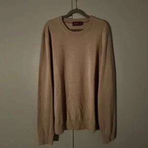 Beige Morris tröja.  - Denna stilrena tröja passar till speciella evenemang samt en causal day. Ny pris cirka 1500kr mitt pris 600kr. Ny skick på tröjan. PRIS KAN DISKUTERAS VID SNABB OCH SMIDIG AFFÄR.