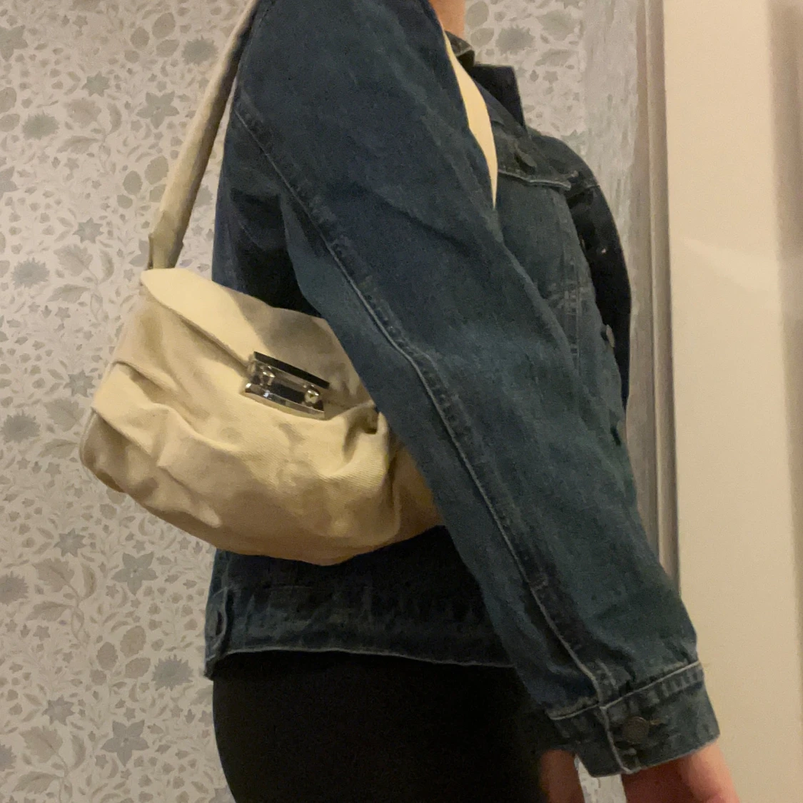 Beige axelväska med metallspänne