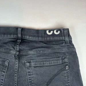 Dondup jeans - Säljer ett par sjukt feta dondup jeans.                             Ny pris 2800kr.                                                                    Modell: George