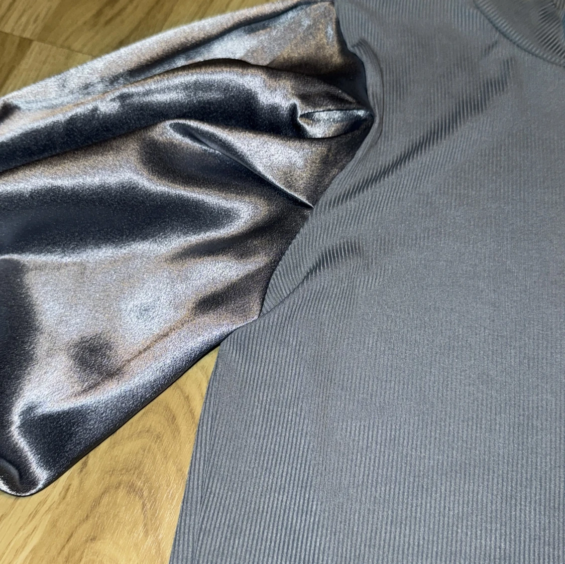 Ljusblå topp med glansiga ärmar från Shein - 1