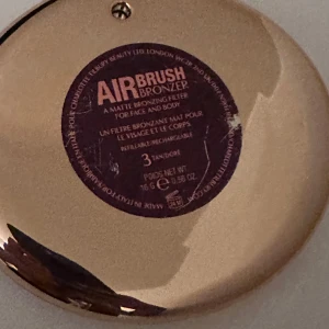 Airbrush Bronzer från Charlotte Tilbury - Snygg bronzer i en elegant guldskimrande förpackning med inbyggd spegel. Perfekt för att ge ansiktet en solkysst look med en matt finish. Enkel att applicera och ger ett naturligt resultat.