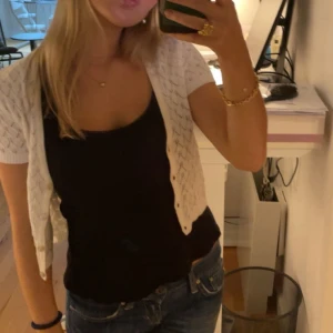 Vit stickad kofta - söt vit stickad kofta med korta ärmar och ett fint hålmönster. I storlek xs 