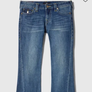 Blå jeans från True Religion - Snygga blå jeans från True Religion i storlek 24 som endast är använda max 3 gånger, jag säljer dom endast då dom är för stora för mej annars som helt nya❤️ skriv till mej för egna bilder