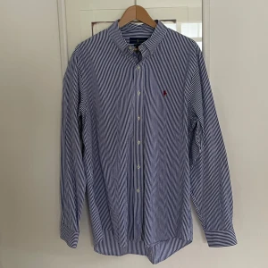 Randig Ralph Lauren skjorta  - Snygg blå- och vitrandig skjorta från Ralph Lauren. 