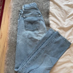 Levis 501 - Världens finaste vintage Levisjeans i modellen 501 som tyvärr har blivit för små för mig. De sitter sjukt fint på, har jättefin tvätt och är i stl w27 l32 (passar stl xs-s). Skriv om du har fler frågor💕