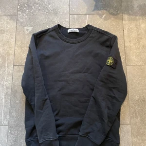 Svart tröja från Stone Island - Säljer en svart tröja från Stone Island i använd skick, tröjan har mycket kvar att ge!     Nypris : 2800kr