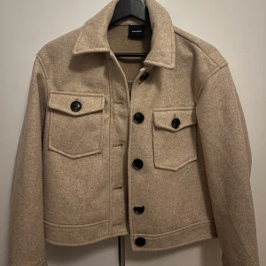 Vår jacka från Vera Moda  - Snygg vår jacka från Vera moda, deffekt på 2 bilden. 