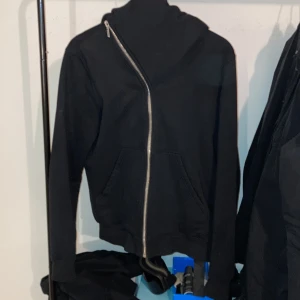 Rick Owens Wizard Hoodie - Rick Owens Mountain hoodie från drkshdw kollektionen! Dessa går för 5000-6000 ish på grailed o 8000 nypris! Sjukt eftertraktad. Subhuman tags är kvar men inget kvitto. Tagit hand om denna väl. Storlek S, modellen är 178, 65kg. Skickar eller möts upp i sthlm. Skriv vid minsta fråga! Tar byten