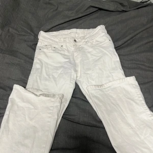 Vita Jeans  - Vita jätte fina jeans, dem är lite smutsig längst ner men annars är dem rena och fina 