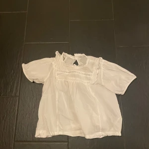 Vit blus med spetsdetaljer - Säljer denna fina toppen då den inte kommer till användning.❤️ skriv vid frågor❤️