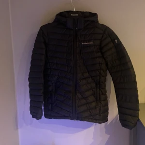 Peak Performance jacka - Säljer denna svarta Peak Performance vårjacka. Som är i storlek 160 men skulle säga att den passar dem runt 170. Den har några små hål och den är använd . Kom privat för mer info/bilder