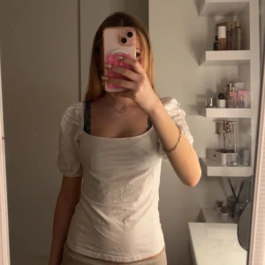 Vit blus med puffärmar - Säljer en söt vit topp med puffiga ärmar från hm, knappt använd då den är lite för stor för mig. Skriv vid frågor eller för fler bilder!❤️
